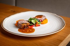 Filetto di maiale glassato al miele Aura, purè di carote e zenzero, insalata di erbe di campo, semi di papavero e fragola