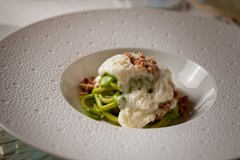 Spaghettone con zucchine, spuma di Casciotta d’Urbino e briciole di ciauscolo