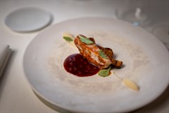 Faraona alla cacciatora, riduzione di vino rosso, crema di favetta e topinambur arrosto
