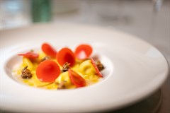 Tortello ripieno di ricotta salata e melanzana affumicata, sfoglia di pomodoro e cappero fritto