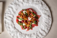 Carpaccio di manzo, pesto di rucola e menta, burrata e chips di topinambur