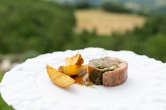 Coniglio in porchetta ripieno e patate arrosto