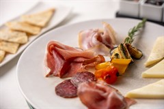 Degustazione di salumi e formaggi del territorio, con crescia sfogliata fatta in casa