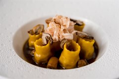 Pappardelle ripiene di stufato di cinghiale, porcini, gin e anice stellato