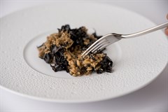 Risotto in "camicia nera", trombette dei morti e tartufo nero