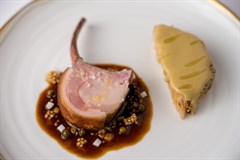 Maialino, verza maturata e pistacchio