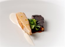 Petto di faraona, salsa al vino bianco e sedano rapa laccato
