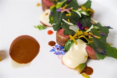 Lepre, erbe spontanee, patata, ginepro rosso e artemisia