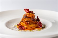 Spaghettone Mancini, colatura di peperone arrosto e corinoli comune