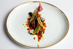 Petto di colombaccio, ciliegie, cacao crudo e topinambur torbato