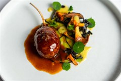 Costoletta di agnello in crepinette, porri alla brace e funghi in vichyssoise