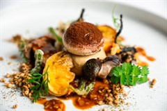 Porcino alla brace, ovuli fritti, grano saraceno, topinambur e castagne
