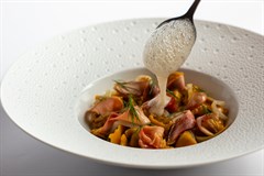 Plin di pernice rossa e patate affumicate, finocchio arrostito e salsa zefiro al burro bianco nocciola